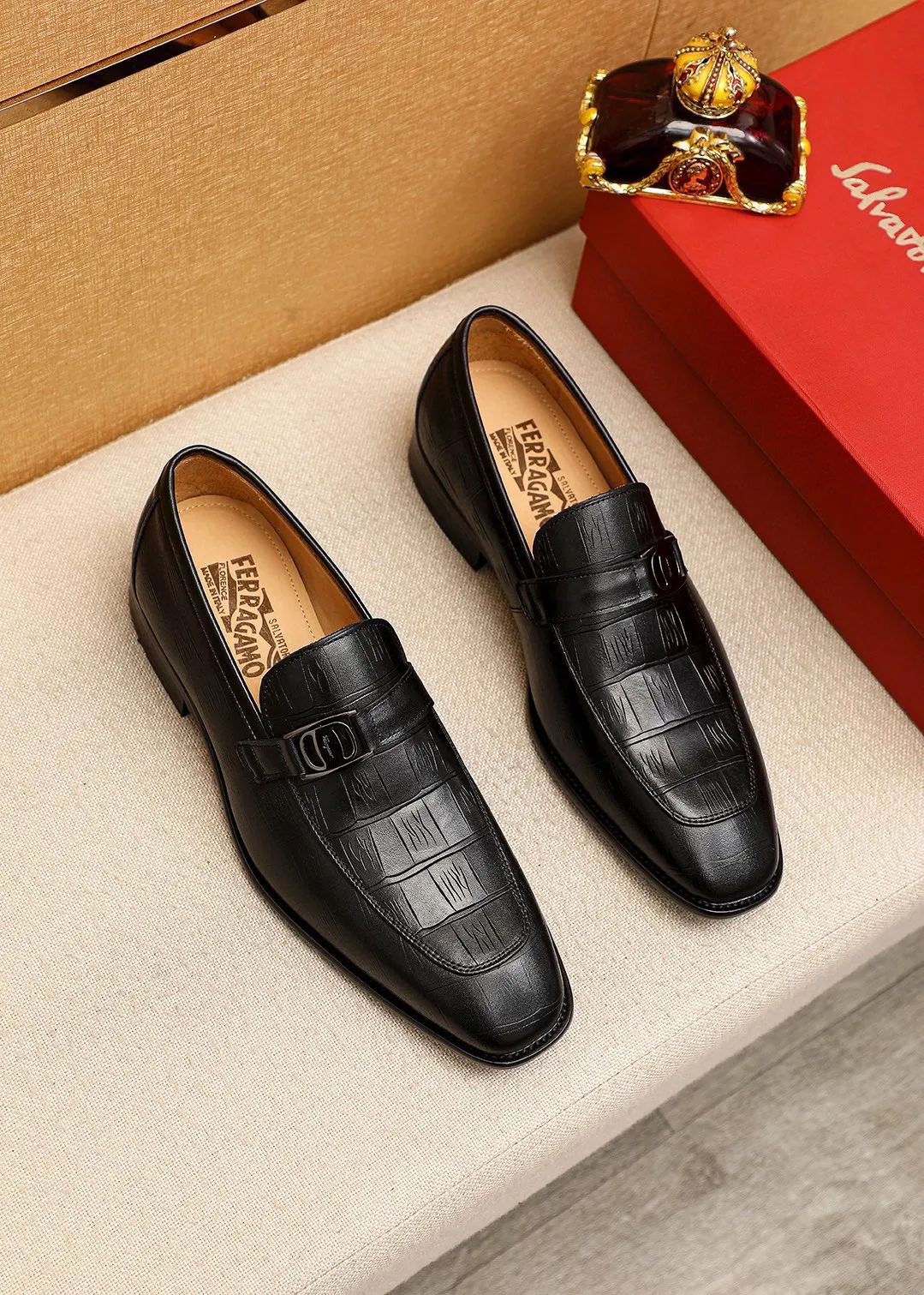 Men's shoes💰480💰 Product trademark: Ferragamo "Ferragamo" casual leather shoes Regular size: 38-44 (custom-made for 45🉑️) Product materials: Selected imported first-layer calfskin upper + original hardware buckle, imported water-dyed cowhide leather lining. Strong three-dimensional visual effect, combined outsole Color: 1⃣️color optional